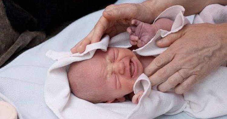 नवजात शिशु की देखभाल कैसे करे | नवजात शिशु की देखभाल करने के 6 तरीके